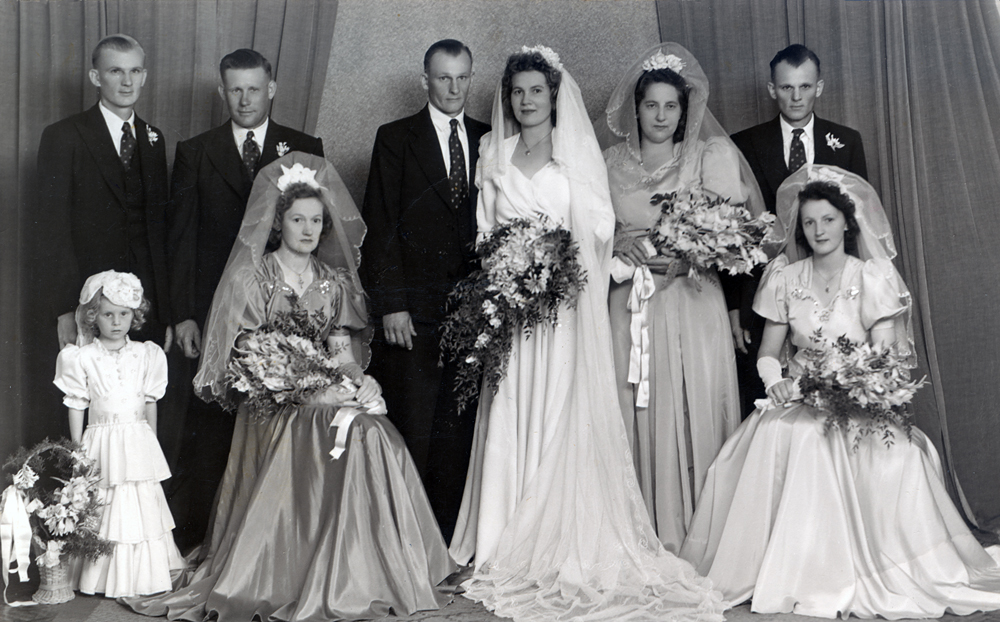 Bridal party of Malcolm and Thelma (nee Bunning) Pieper, Ipswich, 1947