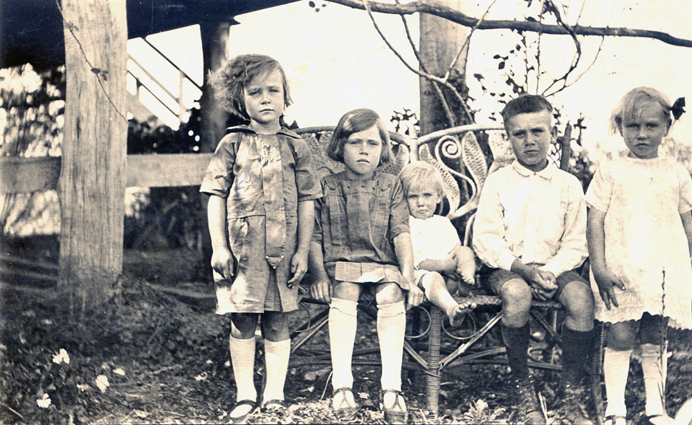 Norma, Iris, Una, Len and Coral Lyon, Marburg, Ipswich, c.1926
