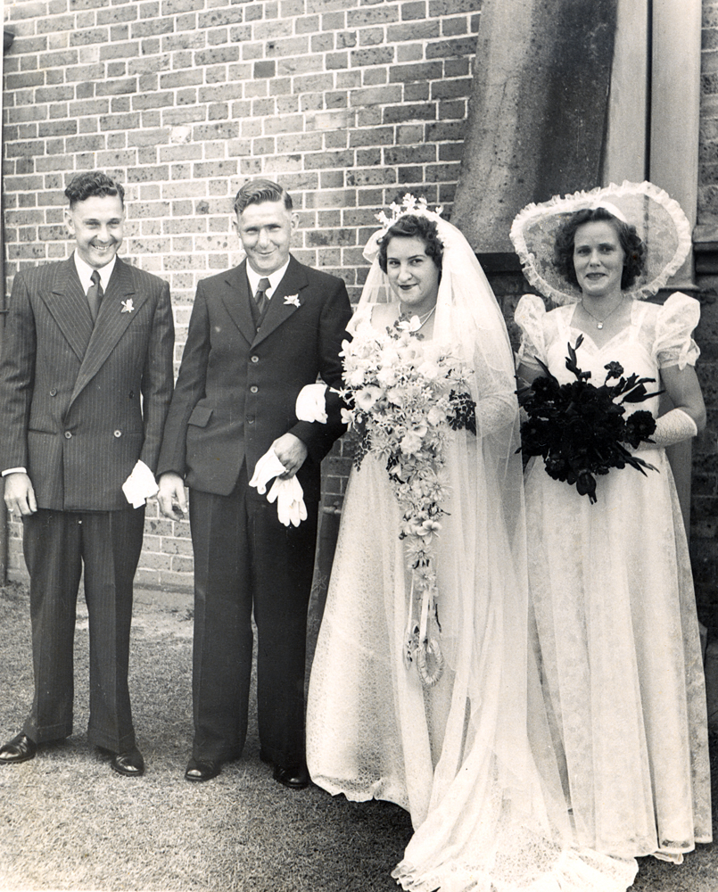Bridal party of Lloyd and Dulcie Hounslow (nee Meier), Ipswich, 1951