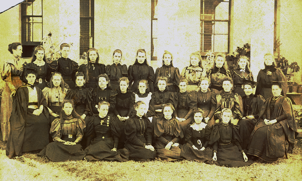 Ipswich Girls' Grammar School students, c.1893