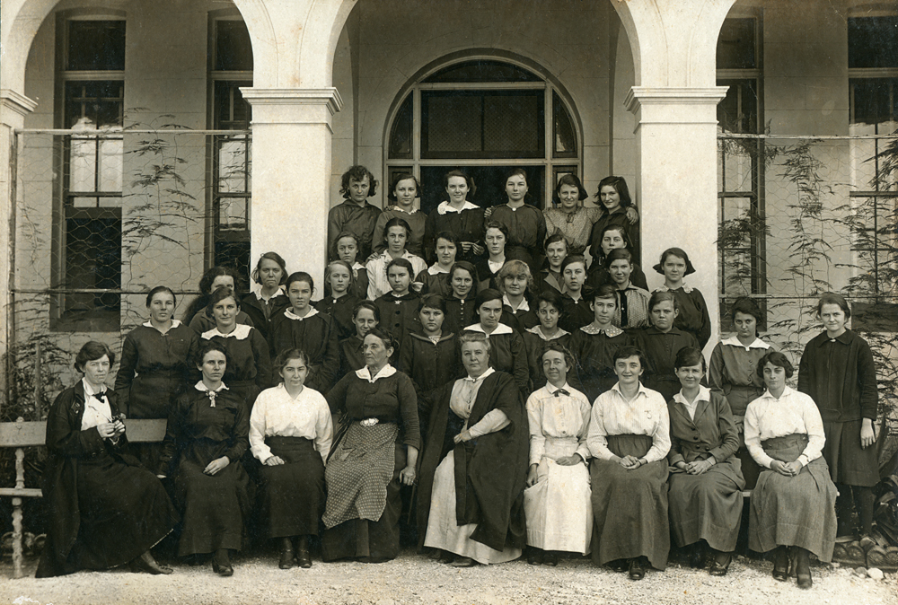 Ipswich Girls' Grammar School, pupils and staff, 1917