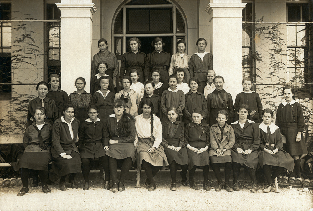 Ipswich Girls' Grammar School pupils, 1917