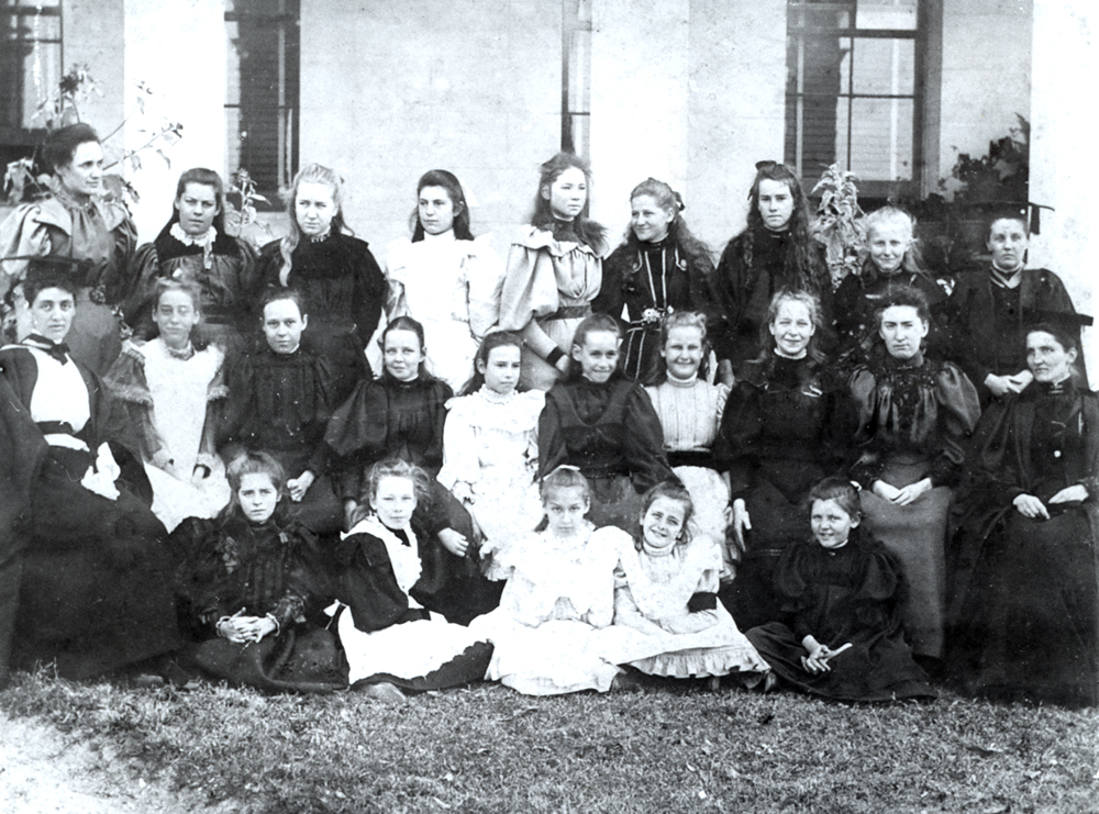 Ipswich Girls' Grammar School, pupils and staff, 1894