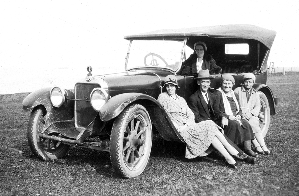 Family group, from Ipswich, at the beach, Queensland, 1920s