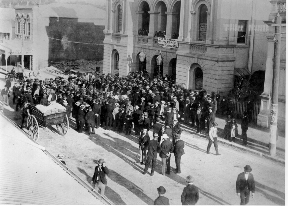 Crowd waiting for Federation Referendum results, Brisbane Street, Ipswich, 1899