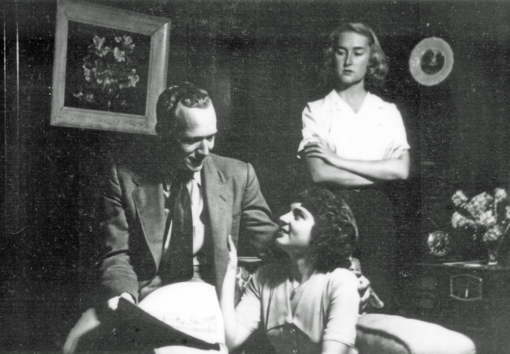 Scene from 'Treasure Hunt'  [by] M J Farrell &amp; John Perry, performed by Ipswich Little Theatre, Ipswich, 1952