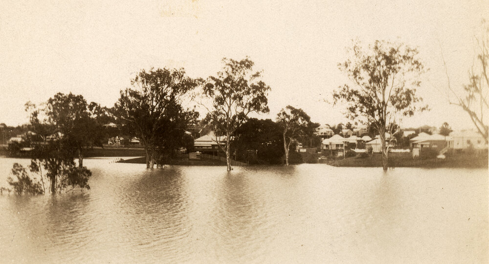 Bremer River in flood, looking towards Woodend, Ipswich, 1931