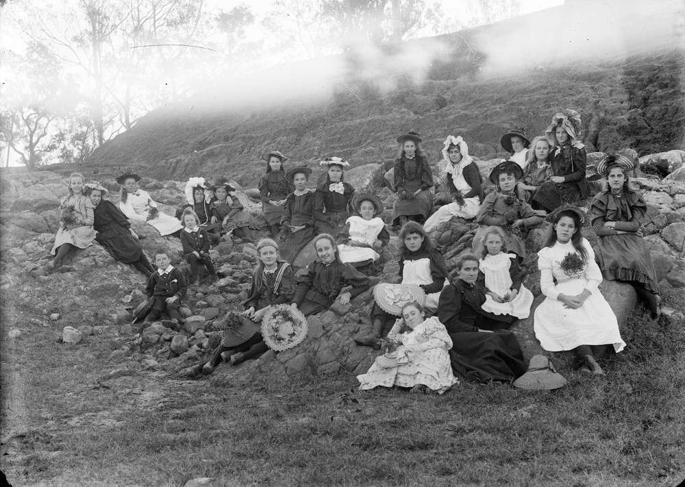 End of year picnic excursion, Class V, Ipswich, 1890s