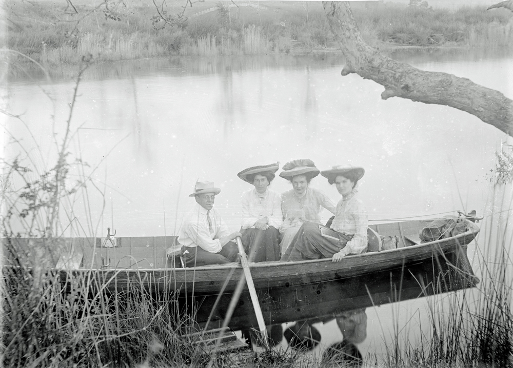 Thought to be J. Martyn Haneke, Blanche Withington and friends, Launceston, Tasmania, c.1900