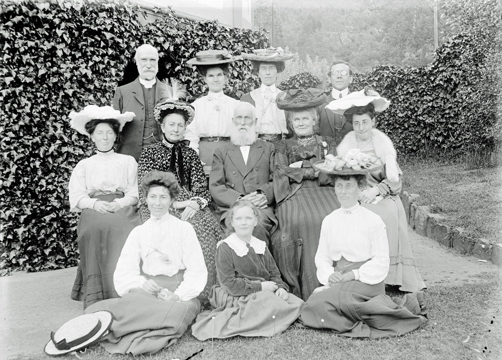 Thought to be the family of Rev. S.T. Withington, with Ipswich-born architect John Martin Haenke, Launceston, Tasmania, c.1900