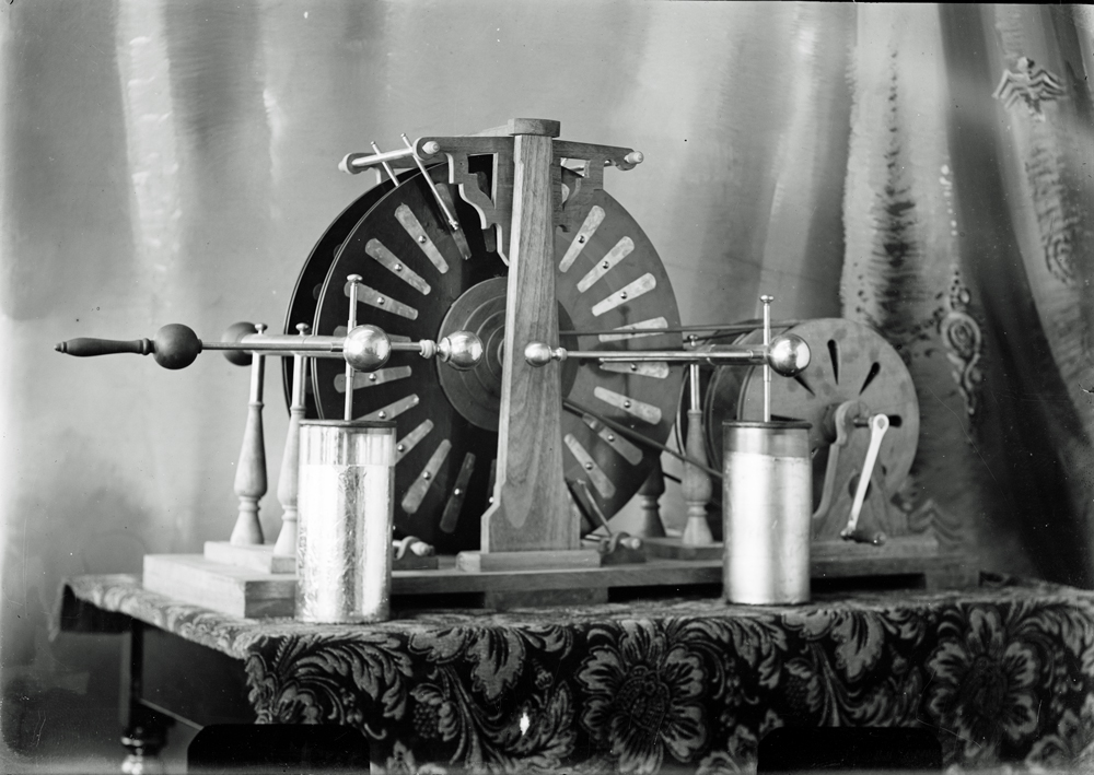 Wimshurst Machine, I.X.L. Studio, Nicholas Street, Ipswich, c1907