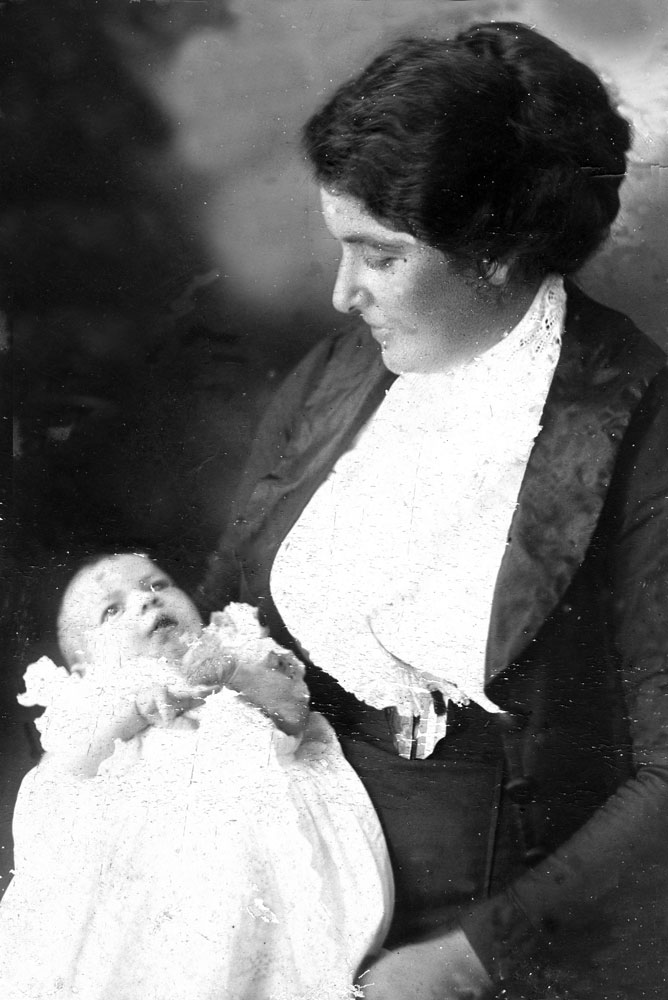 Sarah Catherine Thorn holding Marjorie Thorn, Ipswich, 1913
