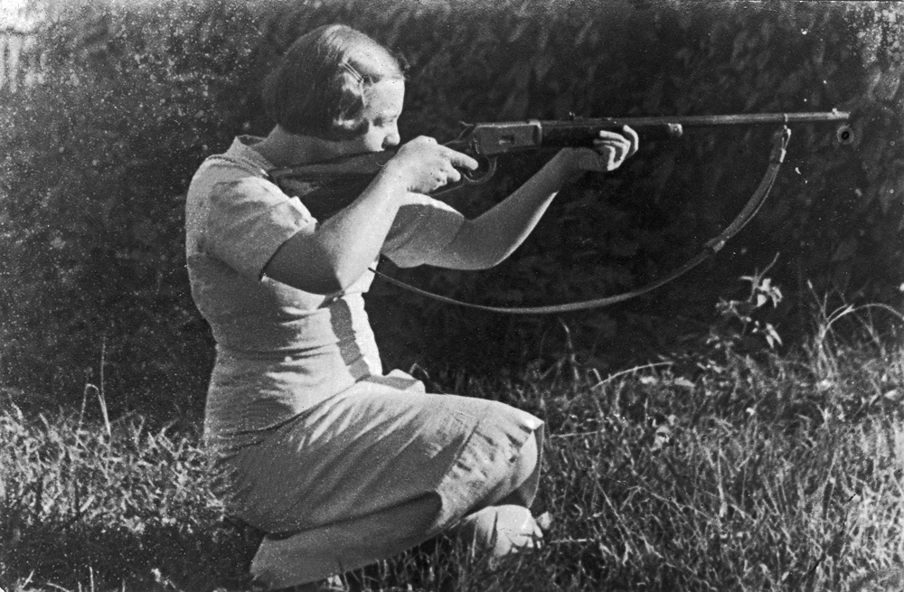 Beryl Rogers with rifle, Ipswich, 1938