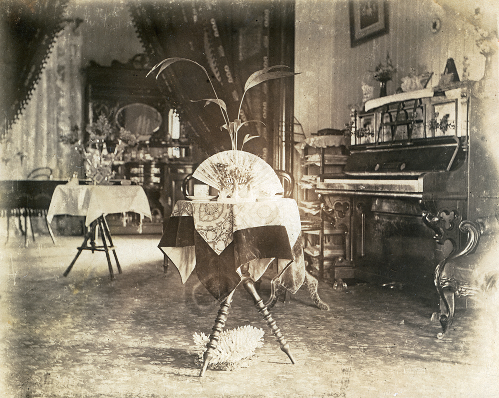 Lounge room of 'Cremona', Ipswich, c.1920s