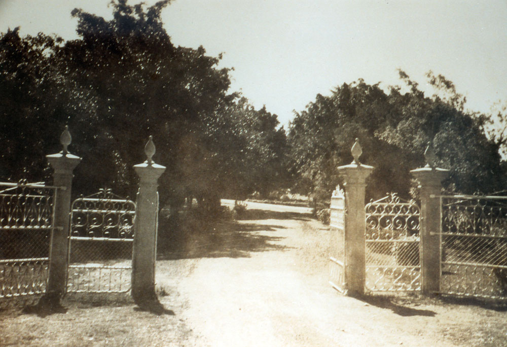Ipswich Girls' Grammar School, front gate, 1947