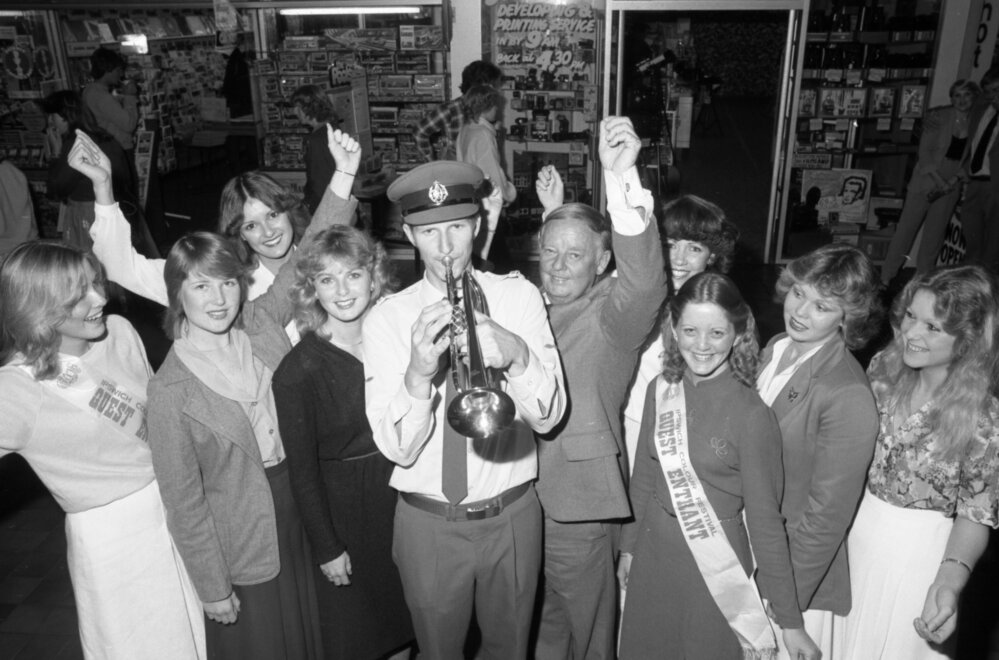 Mayor Freeman with Quest Entrant in crowd around trumpeter from Ipswich Vice-Regal Model Band, Ipswich Colour Festival, Ipswich, August 1980