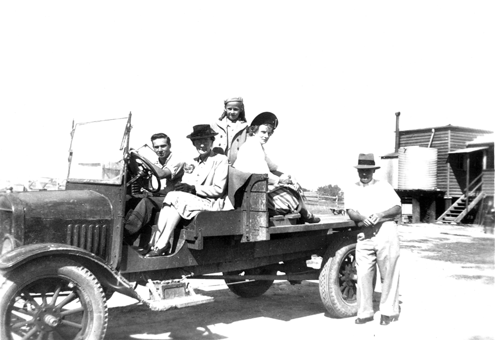 Family on farm between Rosewood and Ebenezer, Ipswich, 1940s