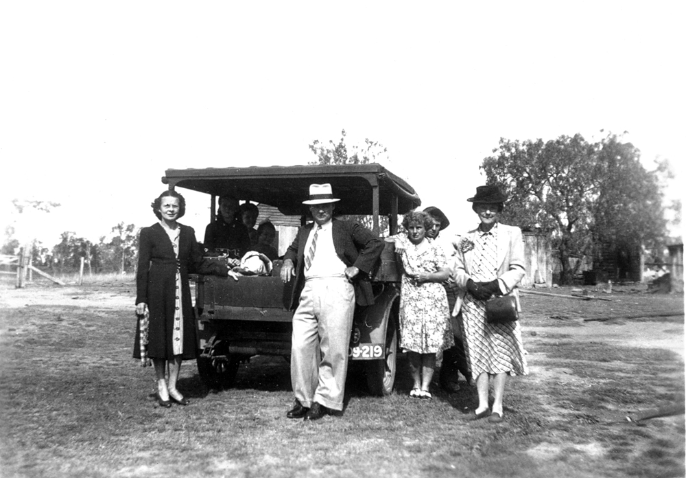 Family on farm between Rosewood and Ebenezer, Ipswich, 1940s