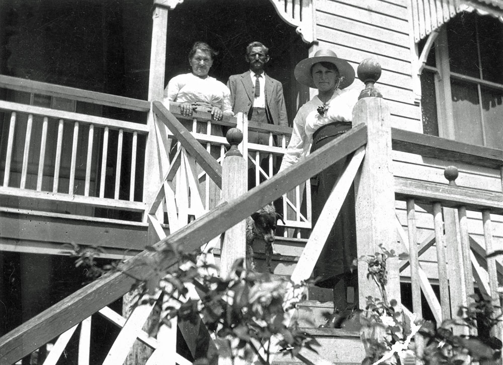 Jaenke family, at their home on River Road, Ipswich, 1920s