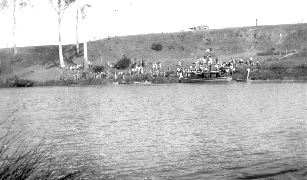 Spectators and competitors at the start of the 3-Mile Swim, Bremer River, Ipswich, n.d.