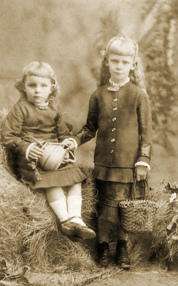 Portrait of Elsie and Gladys Proudlock, Brisbane, c.1915