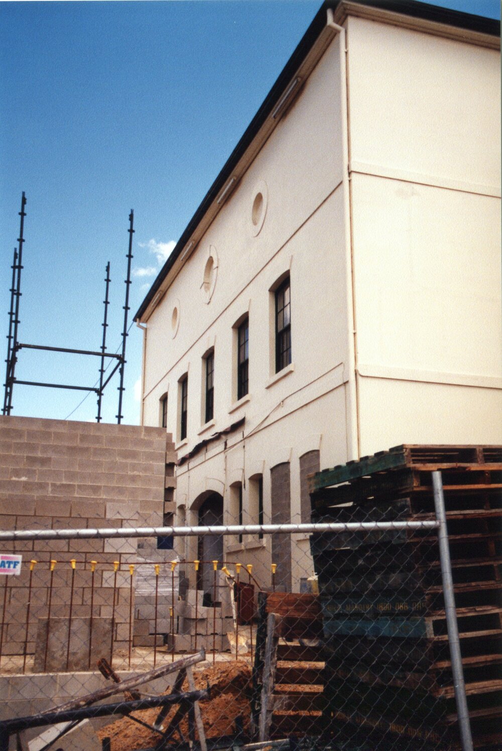 Constructing the Limestone Street extension of the former Town Hall for the Ipswich Art Gallery, 1998