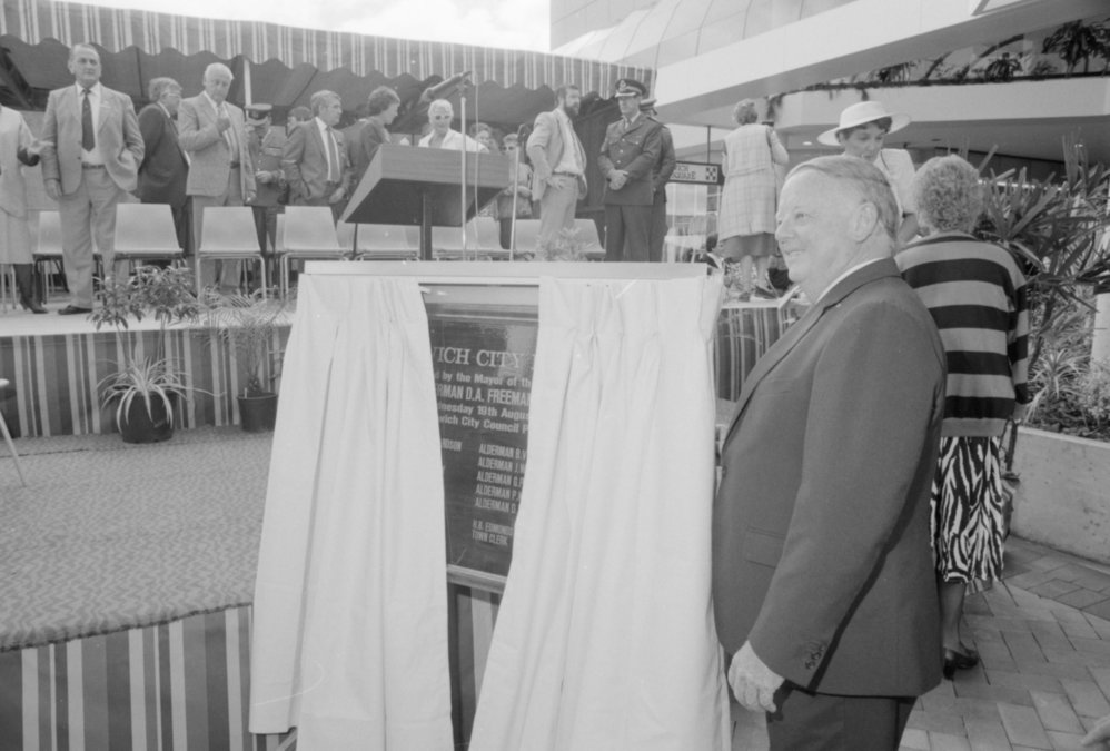 Mayor Freeman with plaque at the opening of the Ipswich City Mall, Ipswich, August 1987