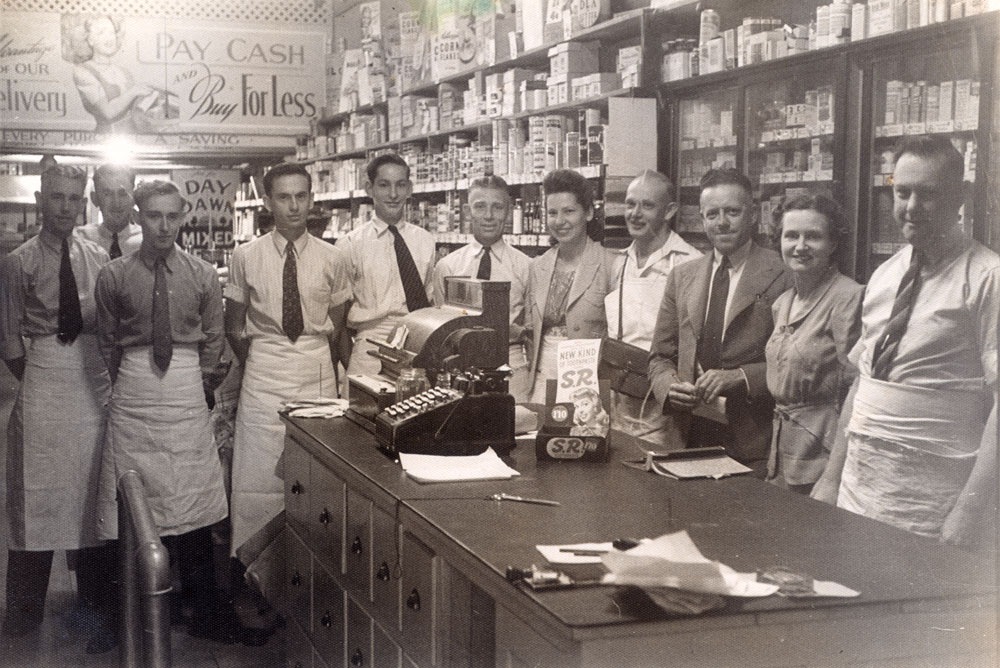 Staff at Ipswich Cash &amp; Carry, Brisbane Street, Ipswich, c.1945