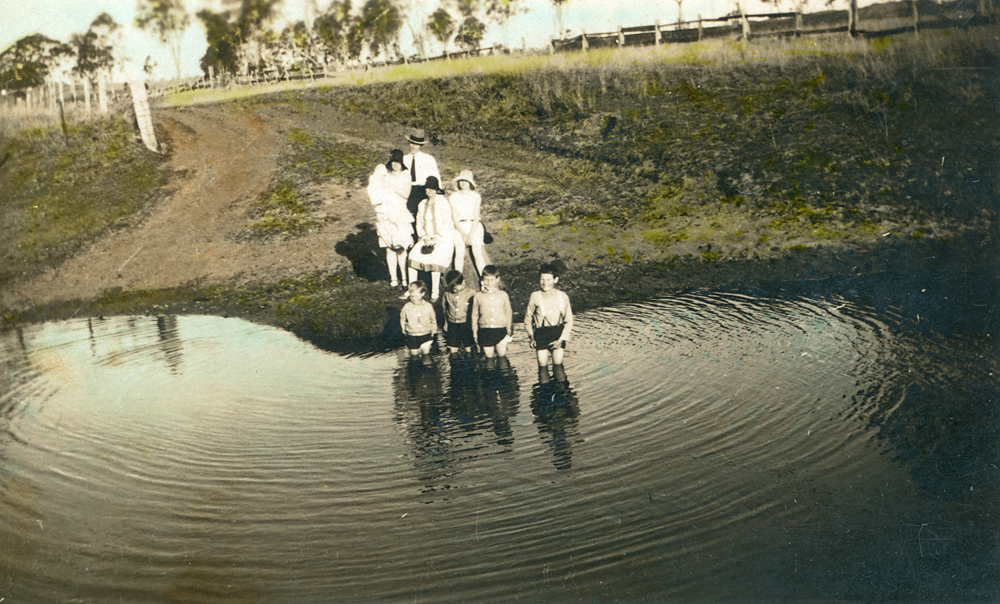 Steele family at Bundamba Creek, Ipswich, 1930
