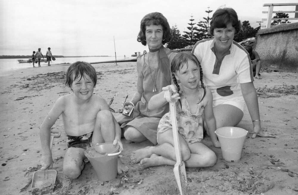 Ipswich family at the beach, Queensland, January 1978