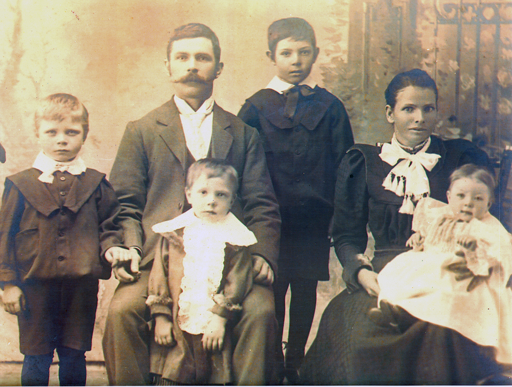 Henry and Edith Steele and family, Ipswich, 1900 - 1901