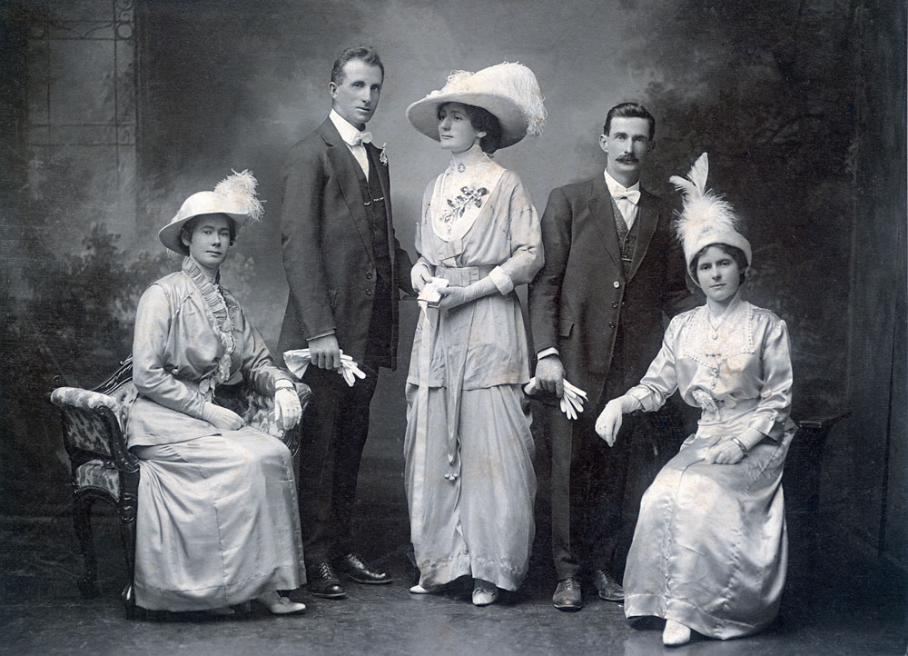 Bridal party of Thomas and Catherine Meehan (nee Mullins), Ipswich, 1915