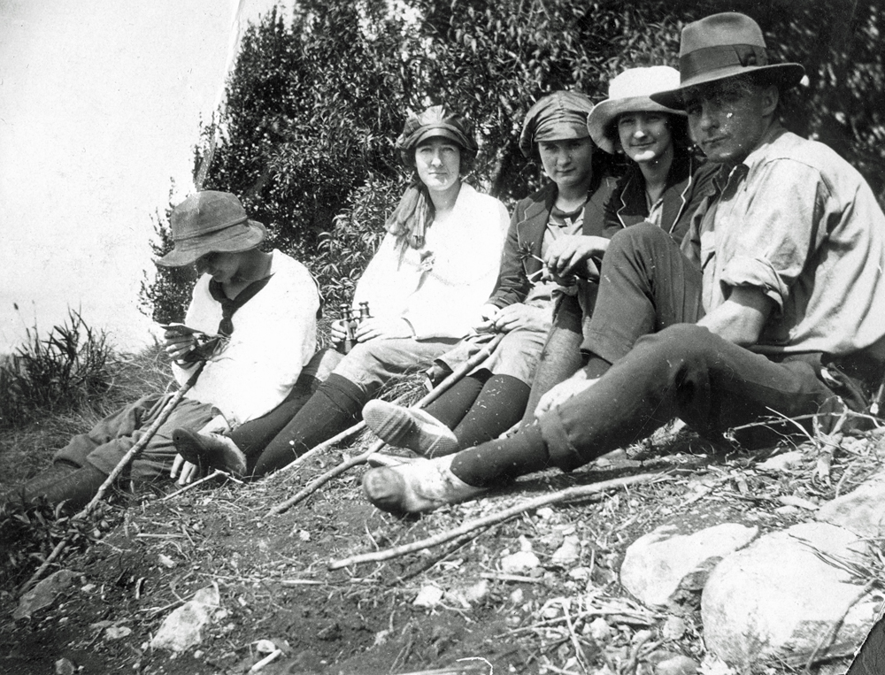 Group of friends at Spicer's Peak, Maryvale, early 1920s