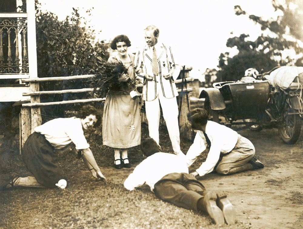 Queenie Jones with friends at Oakleigh (house), Redbank Plains, Ipswich, 1920s