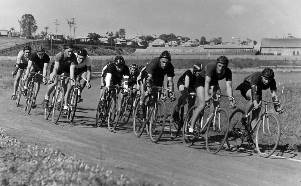 Cycling race at Woodend cycle track, Ipswich, 1947
