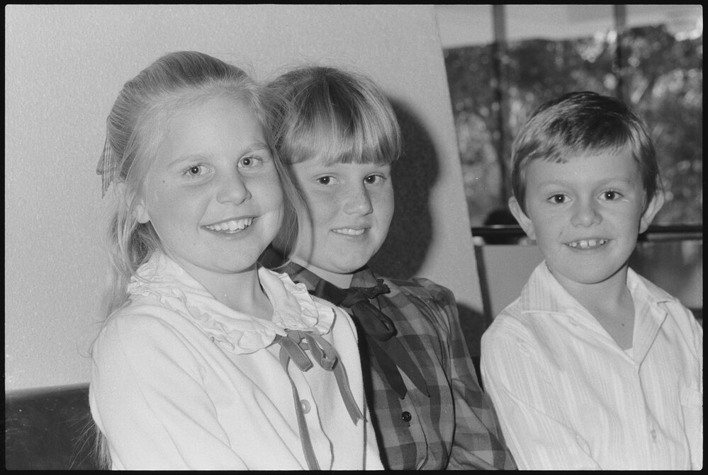 Debra King and two other unidentified children sitting together, Ipswich, July 1985