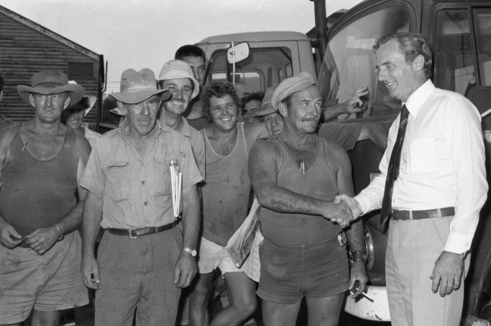 Bill Hayden with Ipswich City Council workers, Ipswich, December 1977