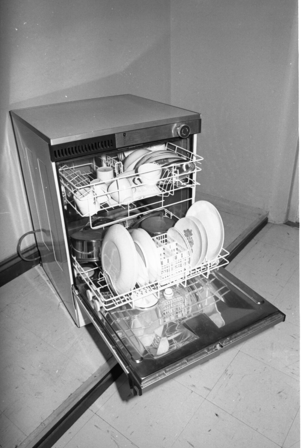 Reid's Department Store ad for Dishwasher, Ipswich, January 1978