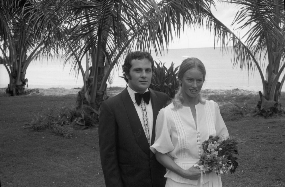 Ipswich newlywed couple at the coast, January 1978