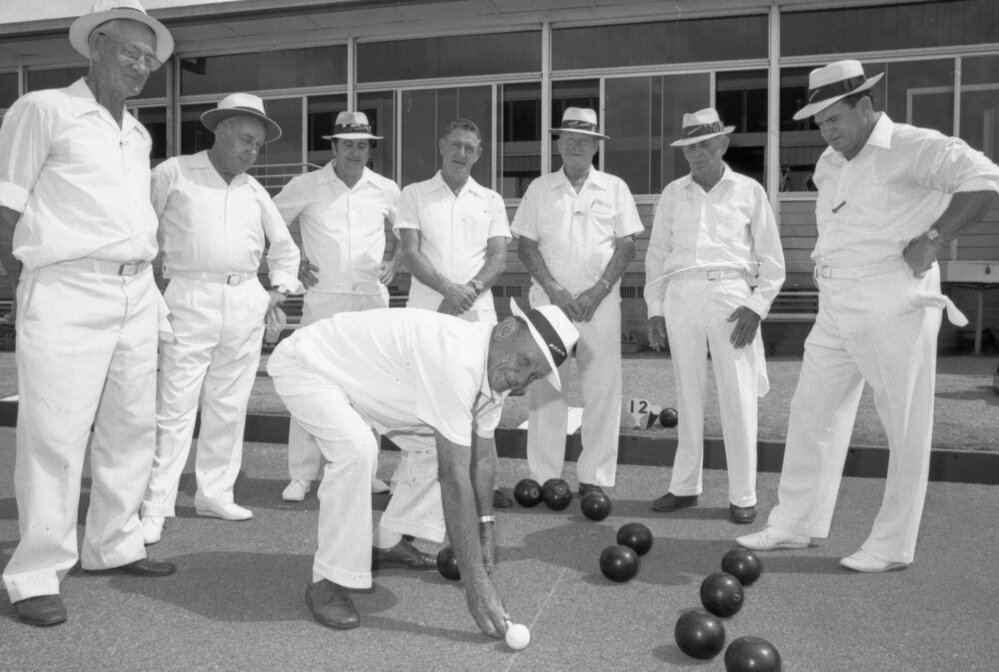 North Ipswich Bowls Club given an award, North Ipswich, November 1977