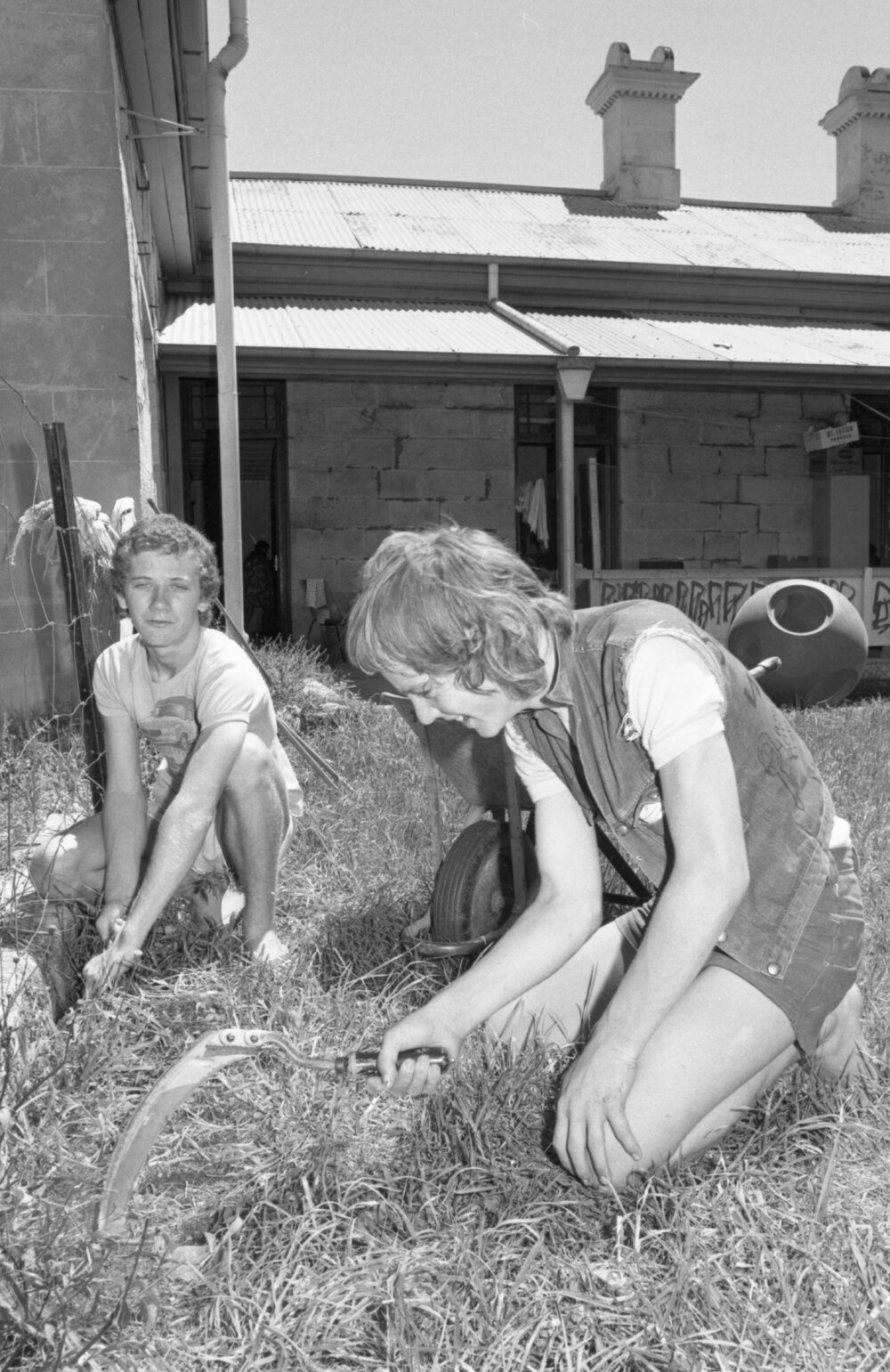 Young Unemployed People of Ipswich (Y.U.P.I.) gardening at Claremont, Ipswich, Queensland, February 1978