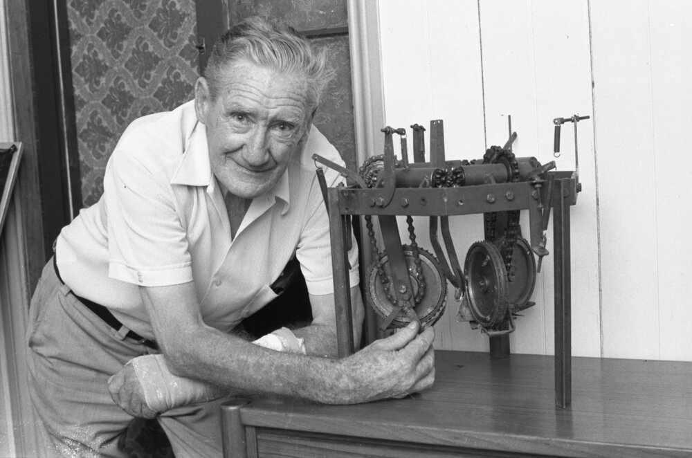 Leo Black with an unidentified device, Ipswich, February 1978