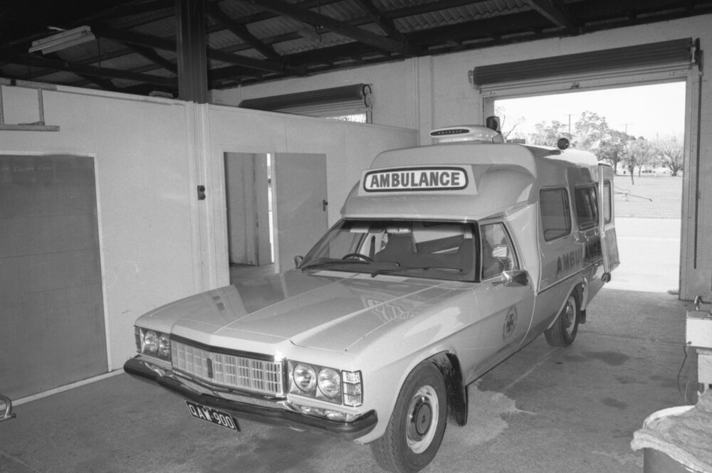 Holden ambulance, Ipswich, November 1977