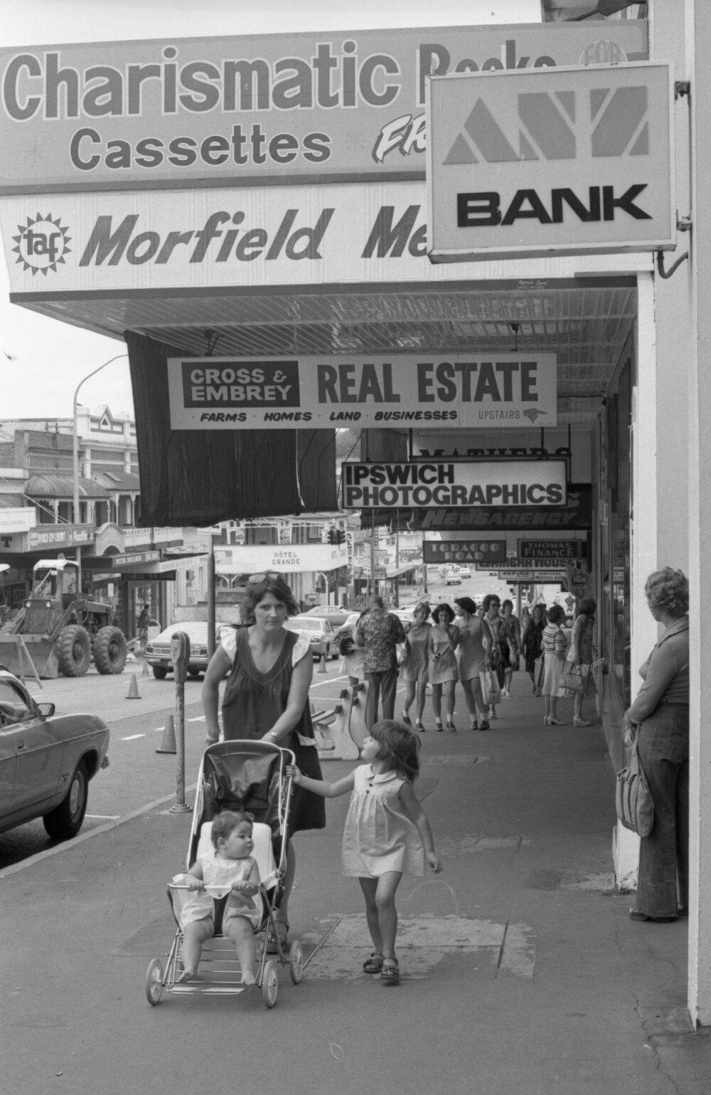Walking along Brisbane Street, Ipswich, November 1977