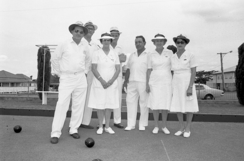 The men &amp; women of North Ipswich Bowls Club, North Ipswich, November 1977
