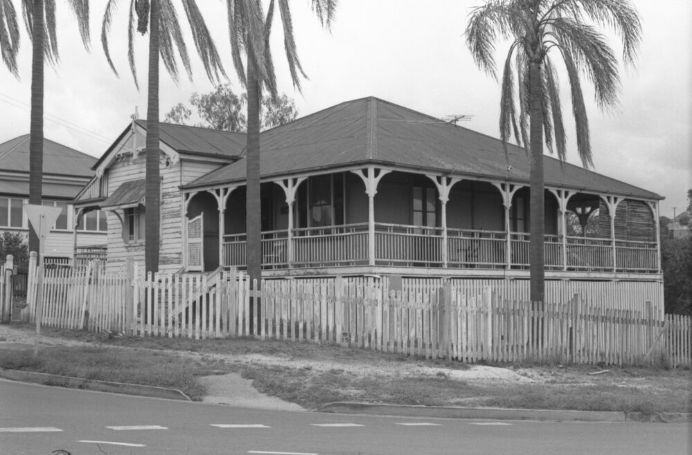 Queenslander with a wrap around veranda, Ipswich, November 1977