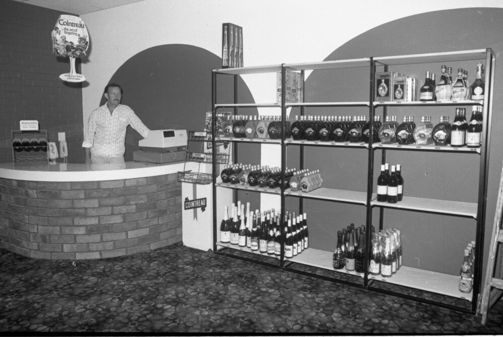 Interior of Ye Olde Palais Royal Hotel Bottle Shoppe, Ipswich, 6th October 1977