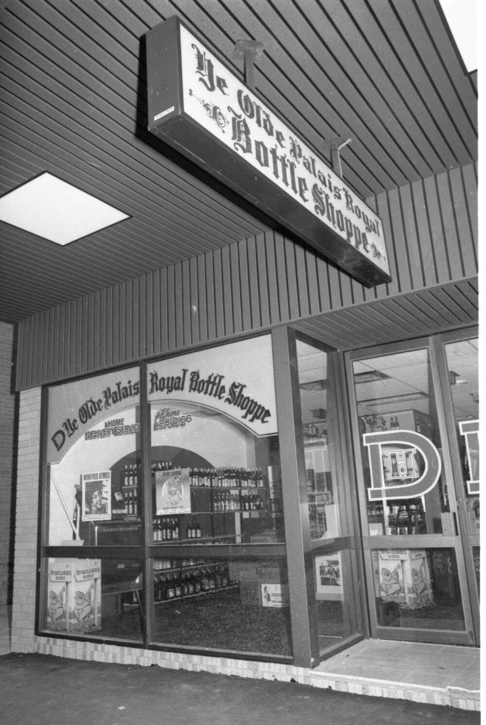 Ye Olde Palais Royal Bottle Shoppe, Ipswich, October 1977
