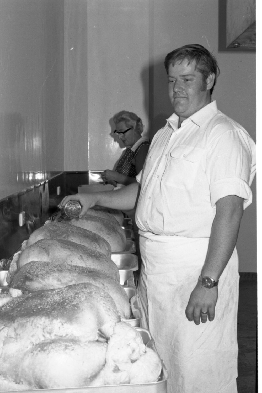 People preparing food in the kitchen of the Palais Royal Hotel, Ipswich, 6th October 1977