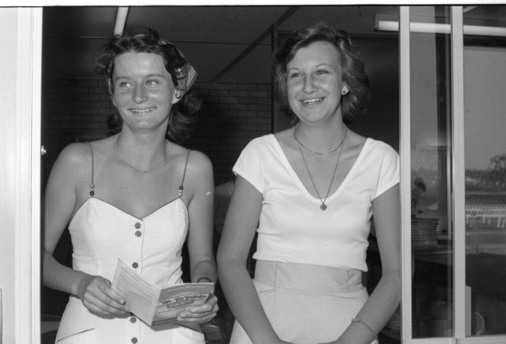 Women at the races, Bundamba, November 1977